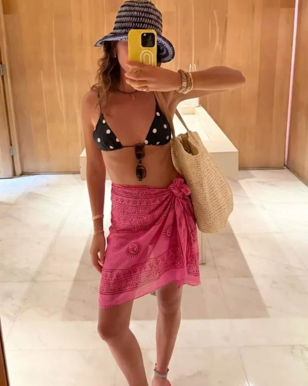 Pembe blok baskı havlu, siyah beyaz puantiyeli bikini ve hasır çanta ile yazlık stil