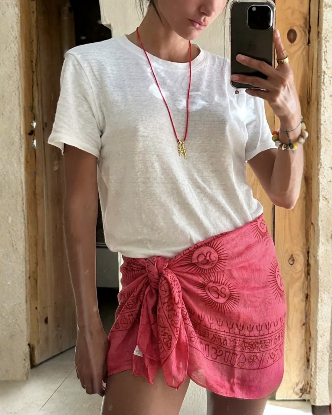 El blok baskı desenli pembe sarong, doğal boyalarla üretilmiş, geleneksel Hindistan sanatı