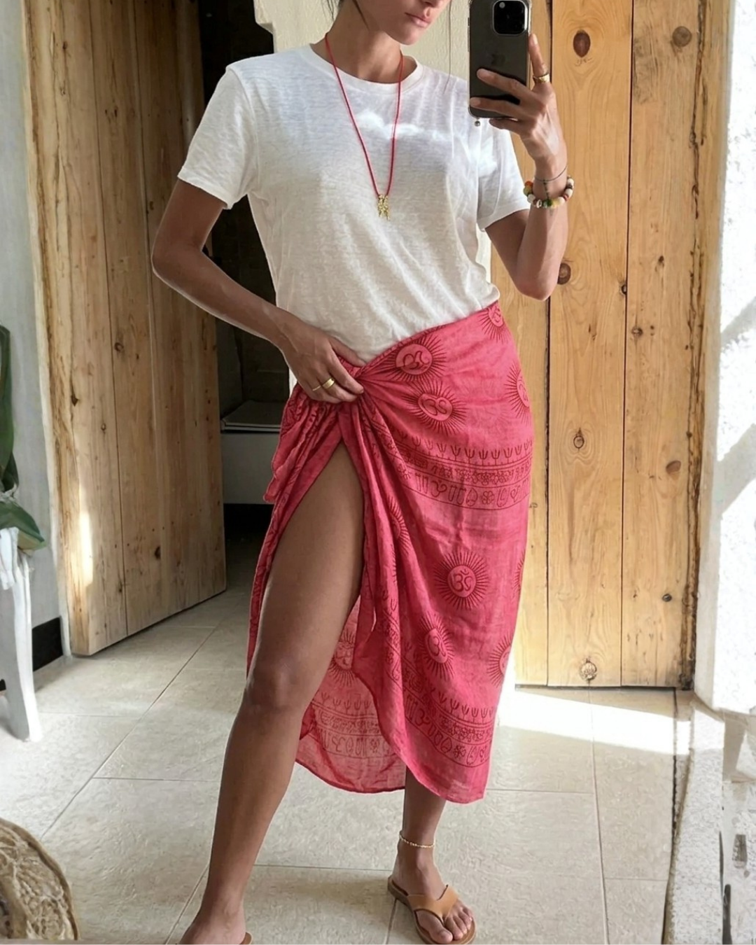 El blok baskı desenli pembe sarong, doğal malzemelerle yapılmış, Hindistan geleneksel sanatı yansıtan stil