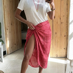 El blok baskı desenli pembe sarong, doğal malzemelerle yapılmış, Hindistan geleneksel sanatı yansıtan stil