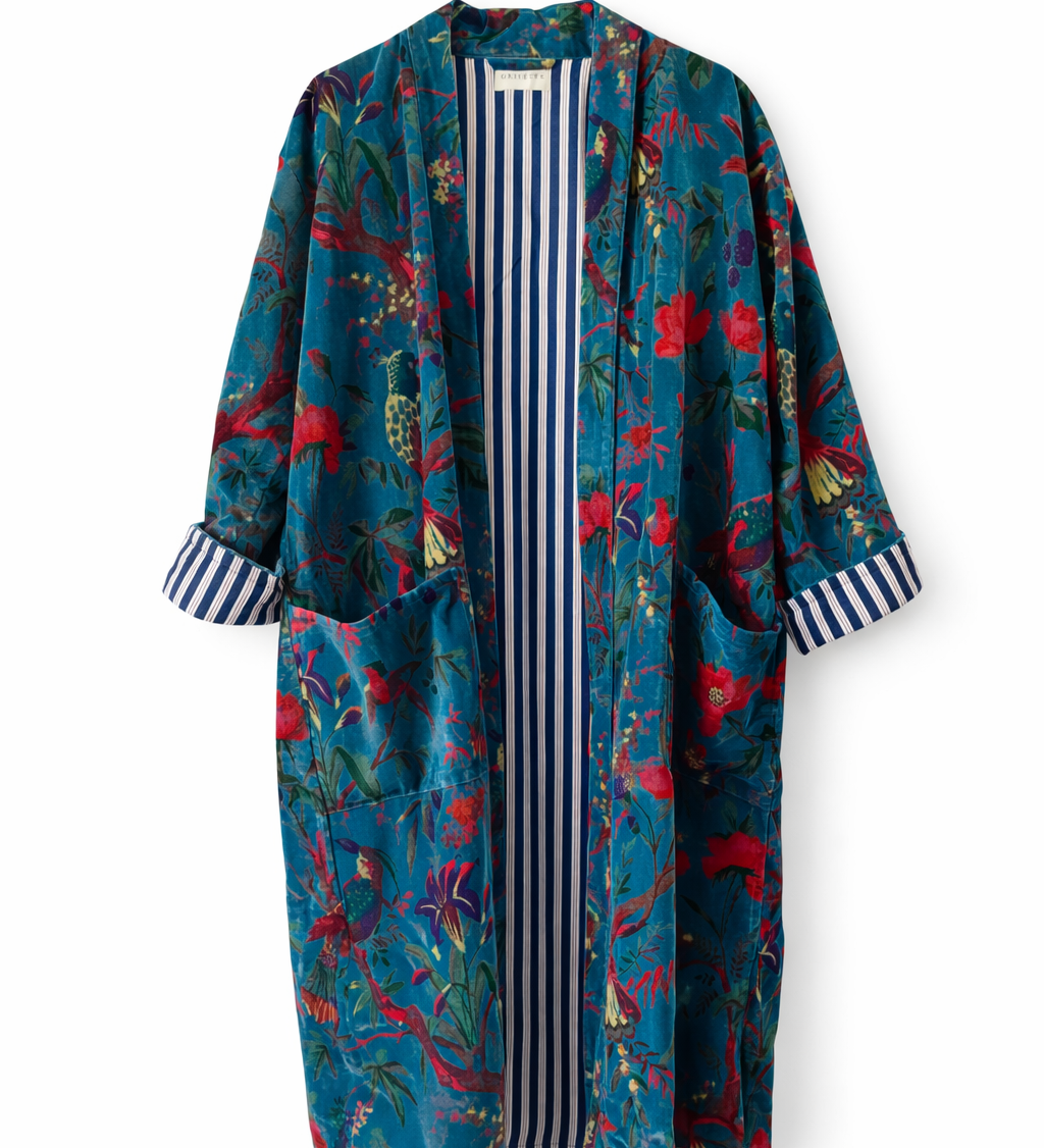 Mavi zeminli çiçekli el blok baskı kimono, doğal boyalı ve sürdürülebilir tasarım
