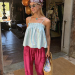 El blok baskı desenli pembe pantolon ve hafif mavi top, doğal malzemelerle yapılmış boho stil giyim