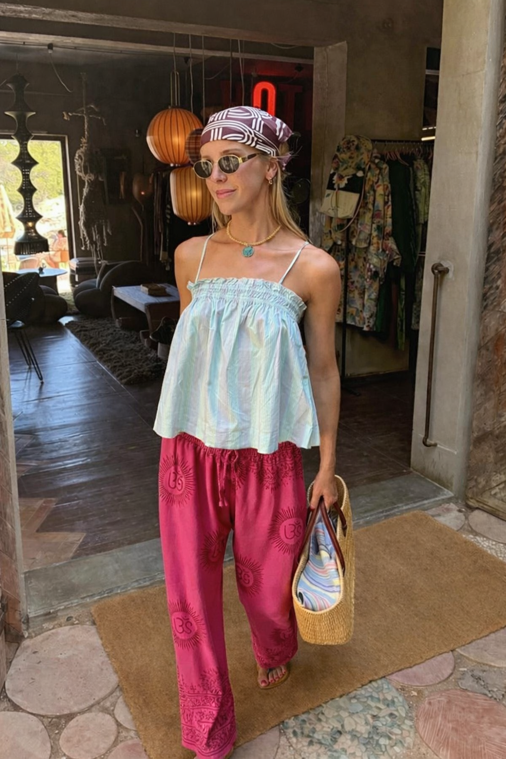 El blok baskı desenli pembe pantolon ve hafif mavi top, doğal malzemelerle yapılmış boho stil giyim