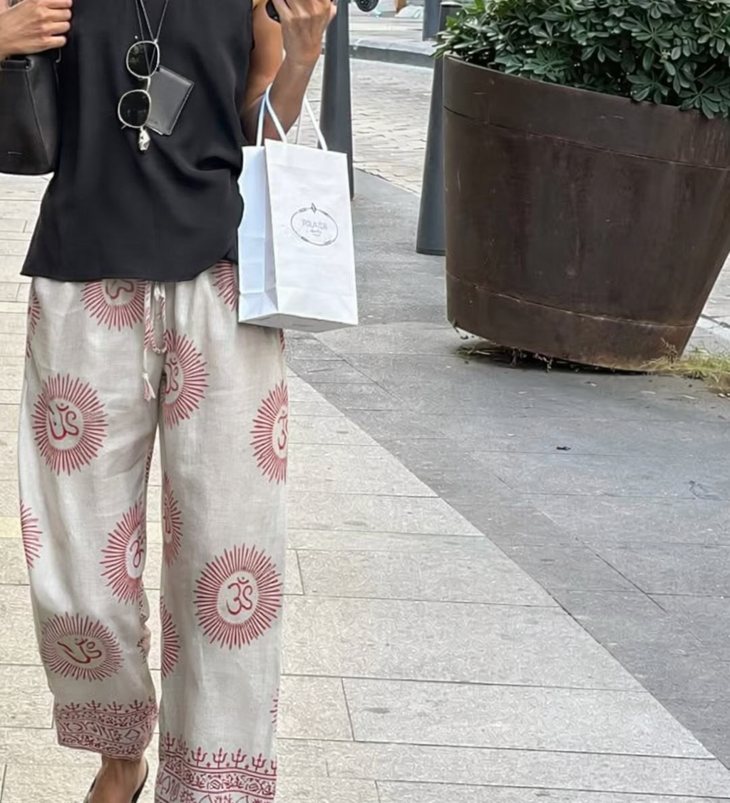 El blok baskı desenli, doğal renkli geniş paça pantolon. Hindistan geleneksel zanaatları, sürdürülebilir moda.