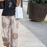 El blok baskı desenli, doğal renkli geniş paça pantolon. Hindistan geleneksel zanaatları, sürdürülebilir moda.