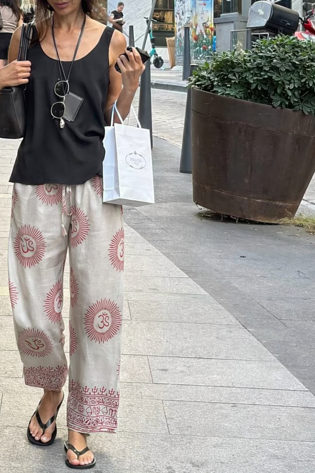 El blok baskı desenli, doğal renkli geniş paça pantolon. Hindistan geleneksel zanaatları, sürdürülebilir moda.