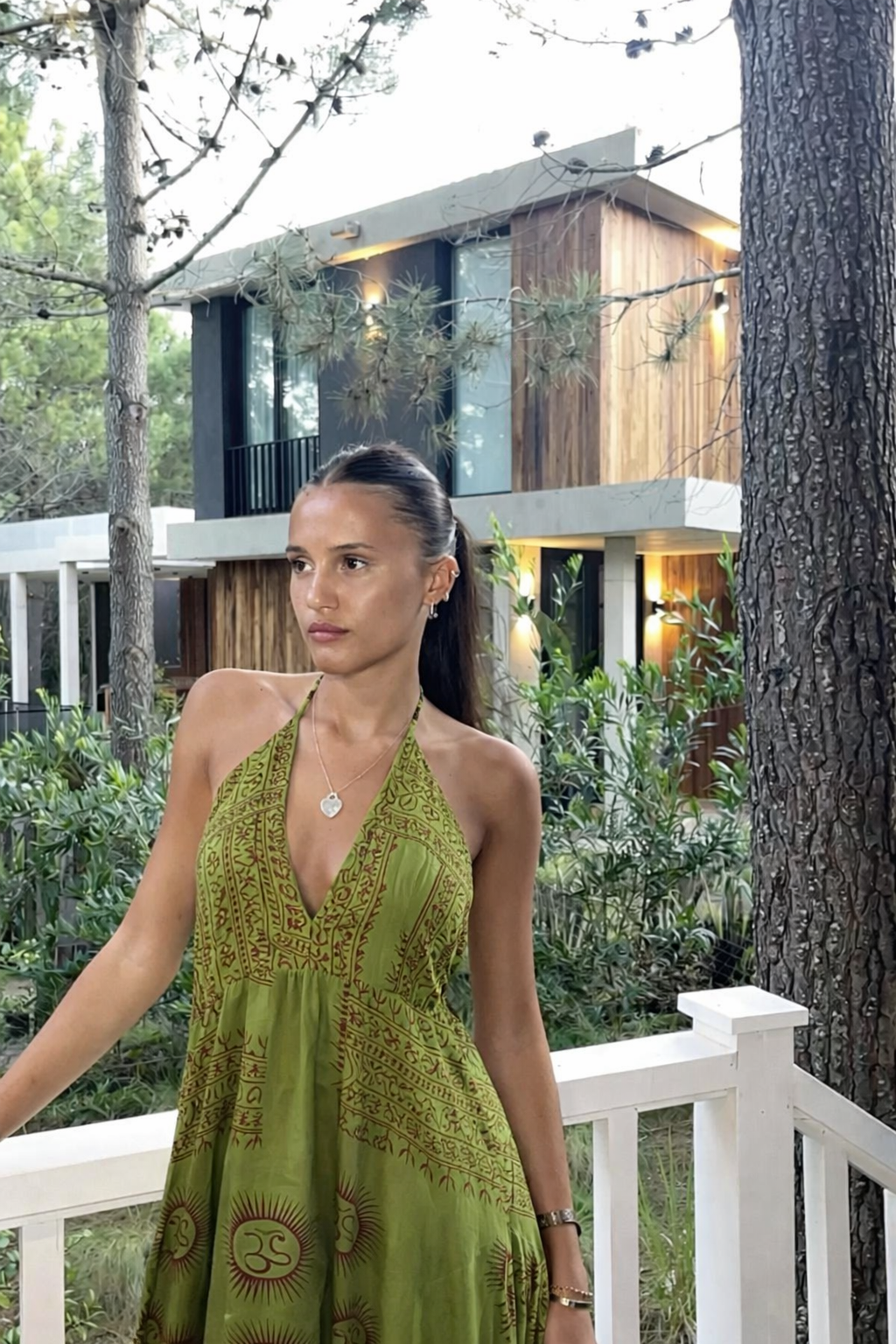 Yeşil el blok baskı elbise, doğal desenlerle modern tarzda, çevresel dostluk vurgusuyla