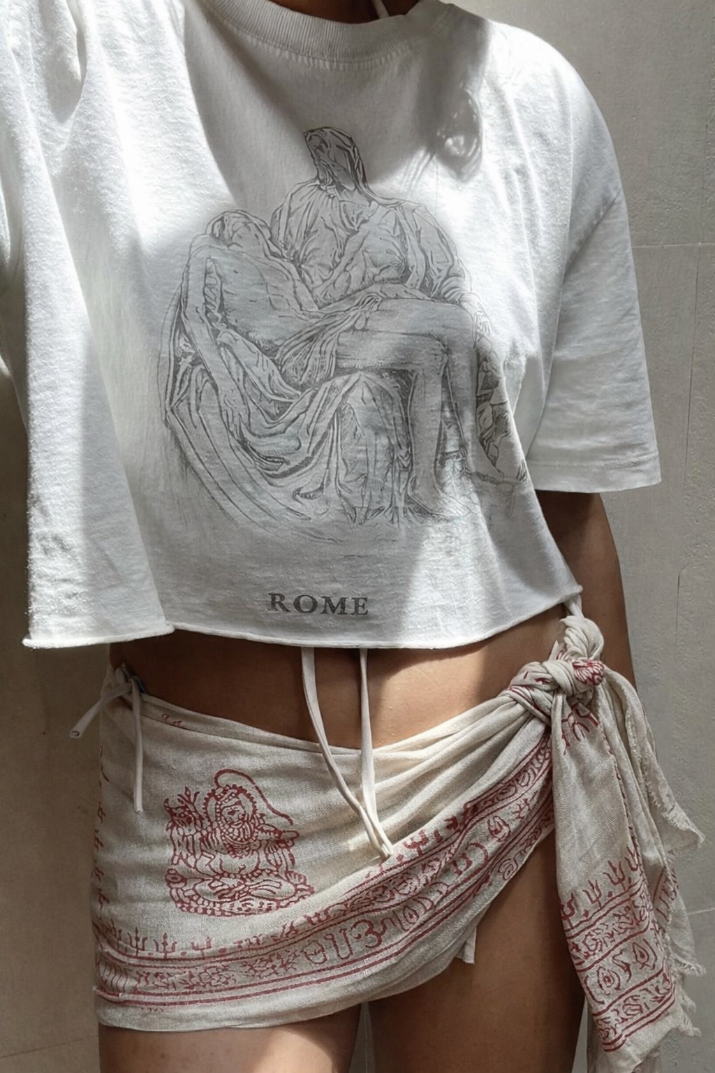 Beyaz kırpılmış tişört ve el baskı desenli etek, doğal renklerle可持续 moda