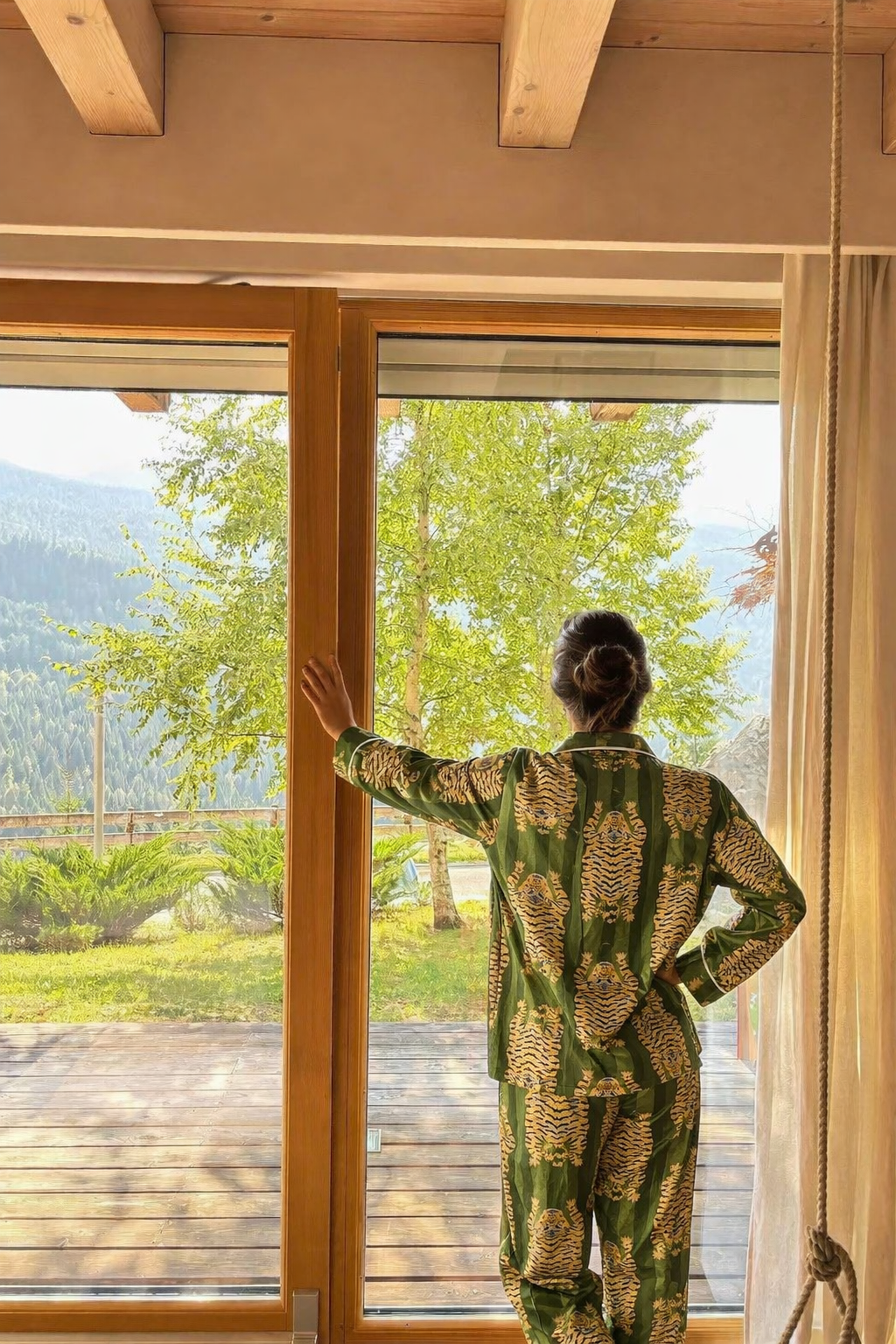 Yeşil kaplan desenli el yapımı pijama takımı, doğal manzara önünde