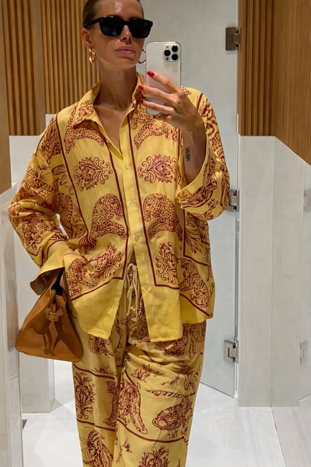 Sarı tonlarda el blok baskı desenli rahat pijama takımı, doğal boyalarla üretilmiş, geleneksel Hindistan sanatı