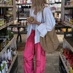 Pembe el baskı pantolon, doğal malzemelerle üretilmiş, geleneksel desenlerle süslü, sürdürülebilir moda