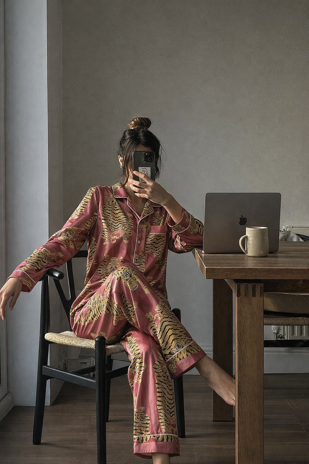 Pembe zeminli kaplan desenli el blok baskı pijama takımı, doğal malzemelerle üretilmiş rahat ev giysisi