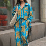 Mavi zeminli kaplan desenli el baskı pijama takımı, doğal malzemelerle üretilmiş, sürdürülebilir moda