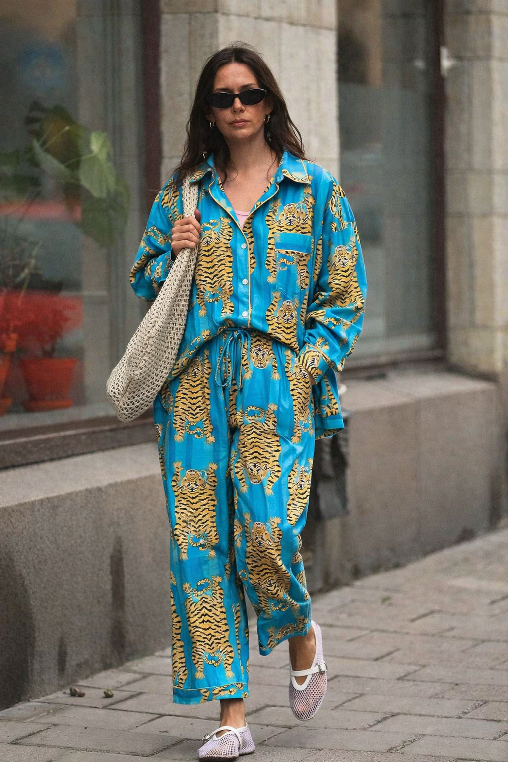 Mavi zeminli kaplan desenli el baskı pijama takımı, doğal malzemelerle üretilmiş, sürdürülebilir moda