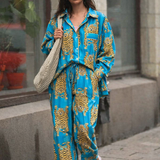 Mavi zeminli kaplan desenli el baskı pijama takımı, doğal malzemelerle üretilmiş, sürdürülebilir moda